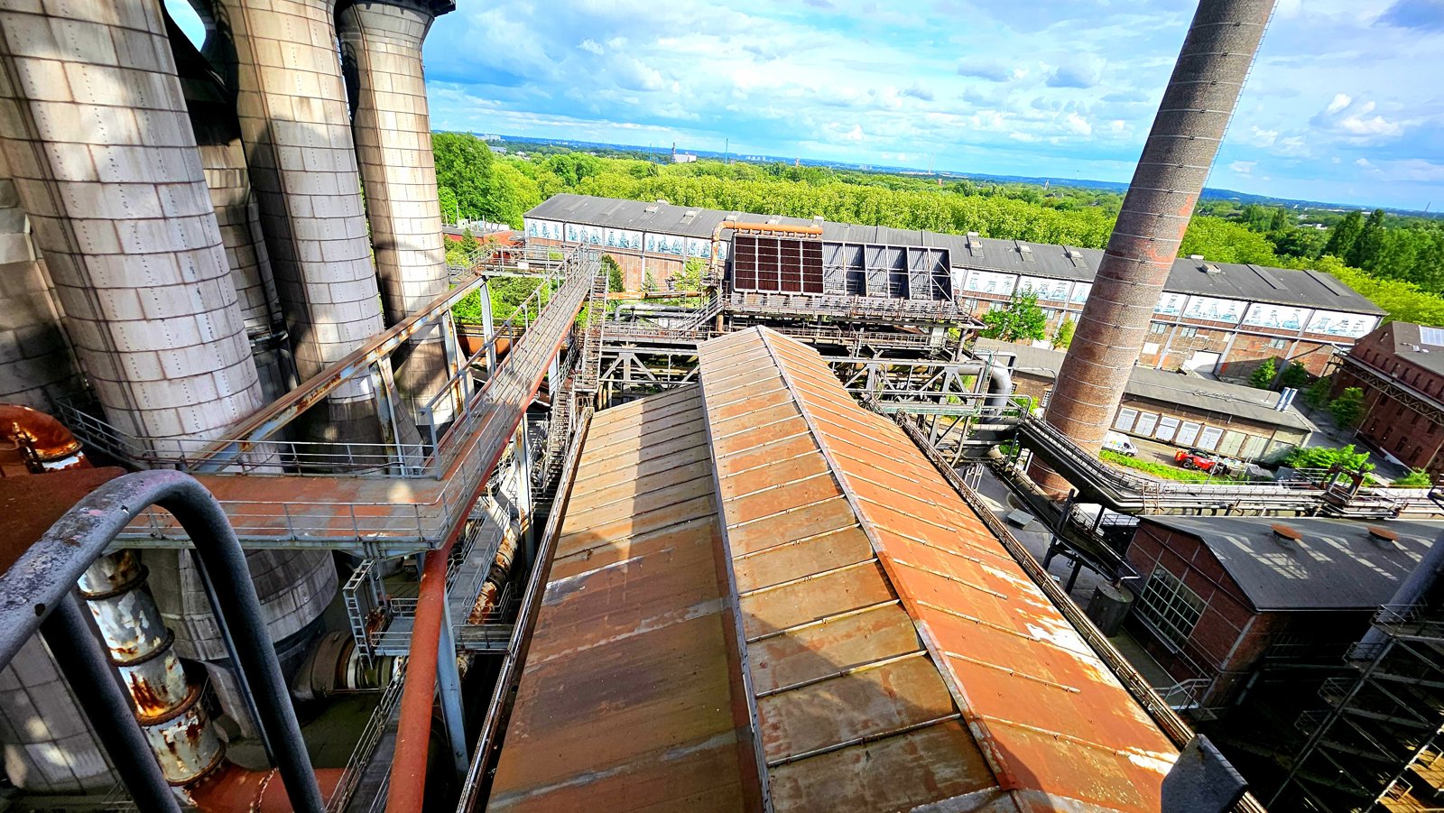 Stahlkonstruktionen und Laufstege einer ehemaligen Industrieanlage.