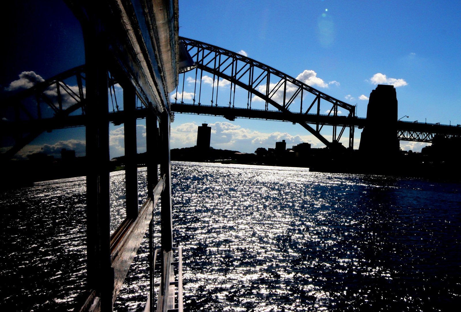 Die Harbour Bridge überspannt das Wasser im Hafen von Sydney.