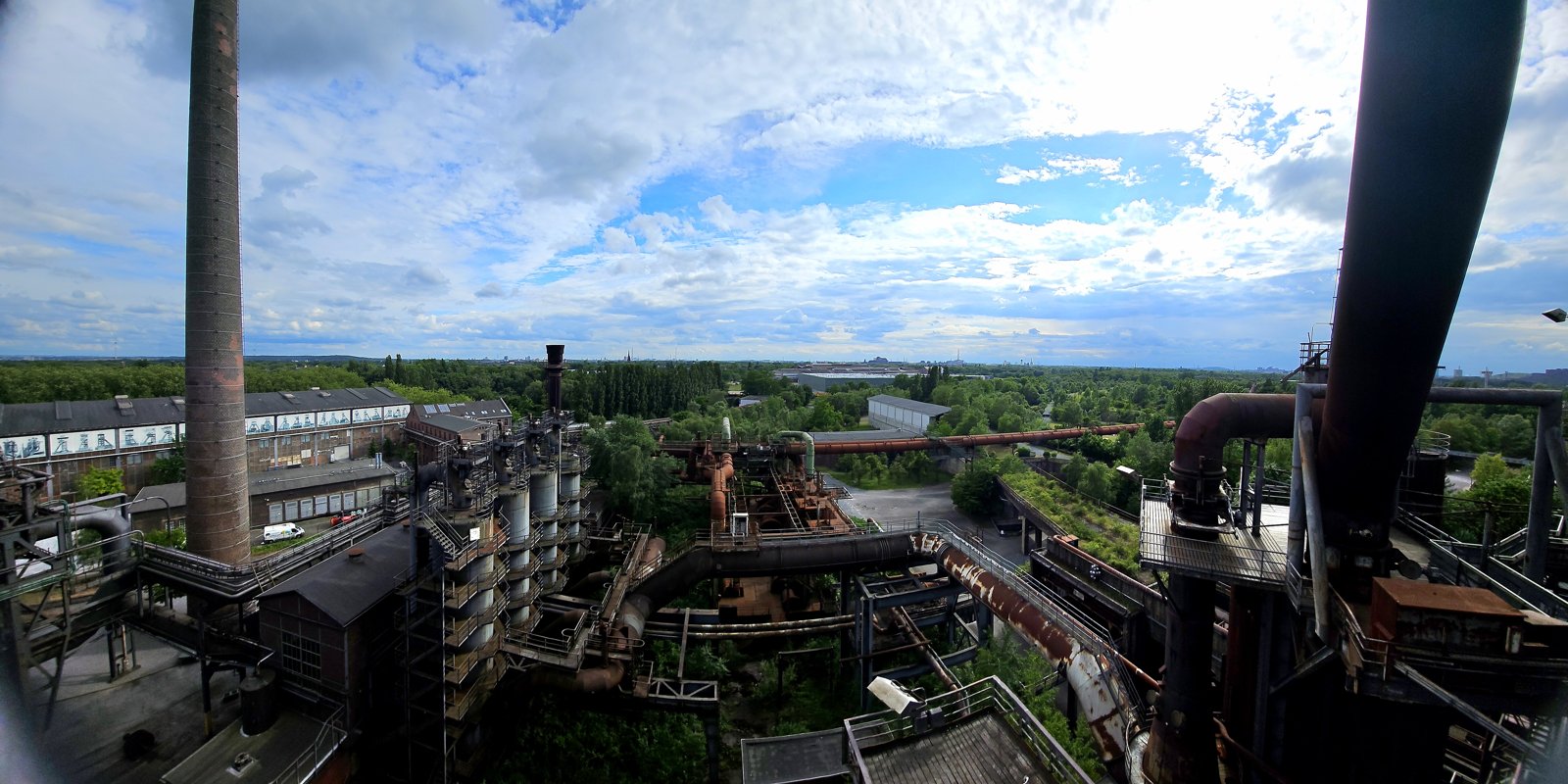 Blick von einer Industrieanlage über Laufstege und die Landschaft.